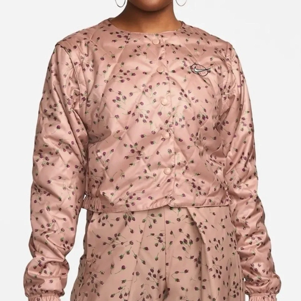 NIKE Rose Whisper Sportswear Icon Clash Woven Quilt Button Up Jacket‎ Size Small